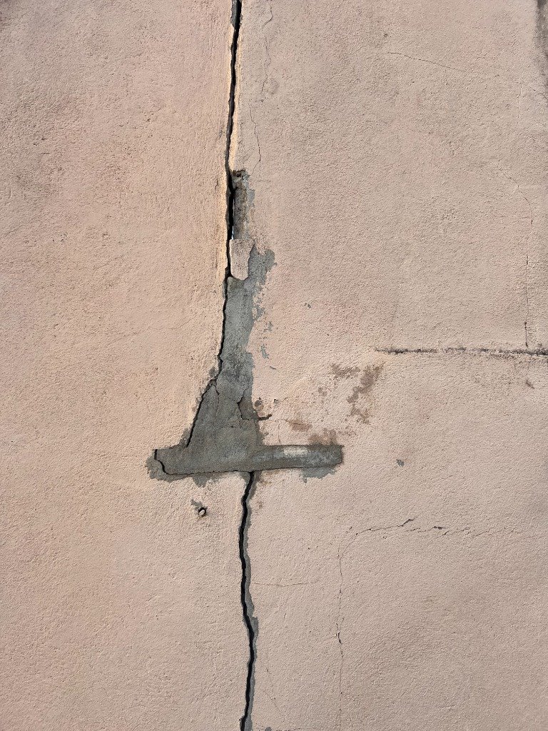 Detalhe de uma abertura vertical na parede junto a uma área com reparo aparente